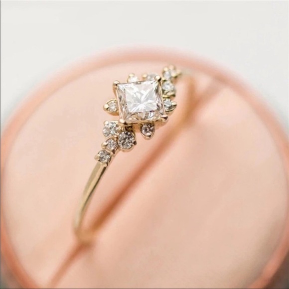 NEW💍18K YELLOW GOLD DIAMOND RING, CUTE RING, SHINY RING. - Picture 4 of 4